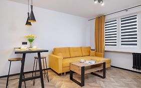 City Center One-Bedroom Apartment With Bathtub By Noclegi Renters